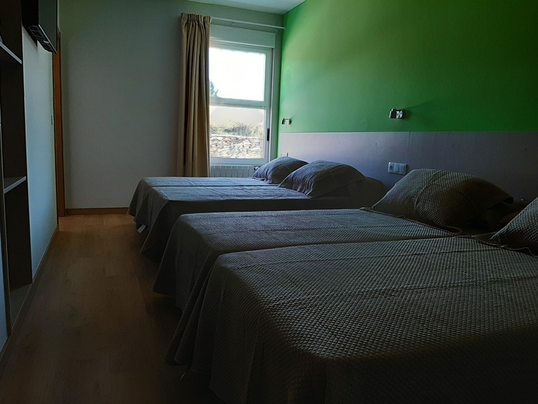 Habitacion de Hosteria de Gonzar Tu albergue ideal en Gonzar muy cerca de Portomarín en el Camino de Santiago Frances con restaurantes, jardin y piscina